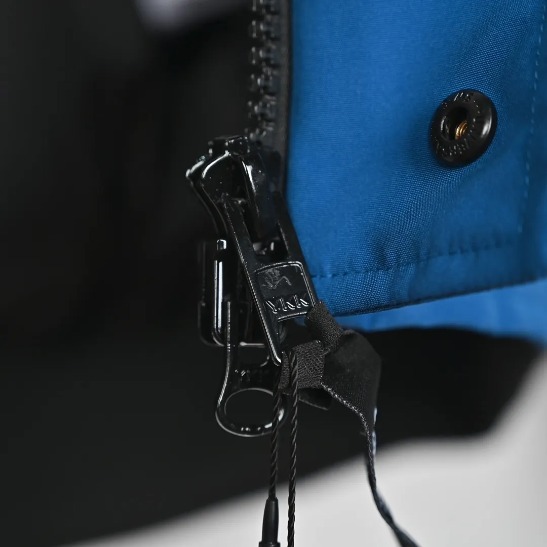 P720 𝐂𝐚𝐧𝐚𝐝𝐚 𝐆𝐨𝐨𝐬𝐞 𝐄𝐱𝐩𝐞𝐝𝐢𝐭𝐢𝐨𝐧 𝟕𝟗𝟗𝟗𝐌 Canada Goose Model 01 Short Down Jacket 🔝Product color: black, off-white, graphite gray, navy blue, sky blue 🔝Product size: XS S M L 2️⃣Exclusively customized 18-count fabrics with the same ZP. Using "Arctic Tech" fabric technology, the outer fabric is 84.5% polyester fiber and 15.5% cotton, the lining is 100% cotton fiber, and the padding is 100% polyester fiber. It is durable, waterproof, windproof, cold-resistant and warm. 3️⃣The lining is made of 40D Nylon AC oil-based glue, with level 5 single-dye fastness. The collar flannel is made of original high-density mercerized velvet, and the pocket fabric is made of elastic high-density polar fleece, which is soft and skin-friendly. The bile cloth is made of 330T polyester anti-velvet No. 7 needle to prevent lint from running away. If there is lint running away, it will be given away for free! 4️⃣The JUKI large-scale sewing machine imported from Japan is professional in stitching and seaming. It completely follows the original 106 stitches on the whole piece of clothing and is reinforced throughout. The length of each jujube follows the original one and is fixed at 1-1.1cm. The density and length are the same as the original one. 5️⃣Yoshida YKK original zipper, Y-shaped double hook Velcro, and the cuffs are made of custom thickened seamless threads. This year, high-elastic spandex gold thread is added to the cuff thread to increase elasticity and strength. From fabrics and gallbladders to buttons and drawstrings, all are custom-developed and authentic. 6️⃣The imported Tajima embroidery machine is used to customize the chest logo with thousands of needles. The pattern is full and three-dimensional, and it is infinitely close to the original product. 7. The fur collars are made from western coyote skins imported from Canada. We purchased 10,000 top-quality fur collars in the spring. The width of the fur collars is 14cm and the length is 55cm. This winter, the quality of the fur collars will be stable throughout the season, eliminating the uneven quality of fur collars in the middle and later stages! 7️⃣Packaging is in a three-dimensional handbag with cards included. It’s more impressive to give it away and keep it for yourself.